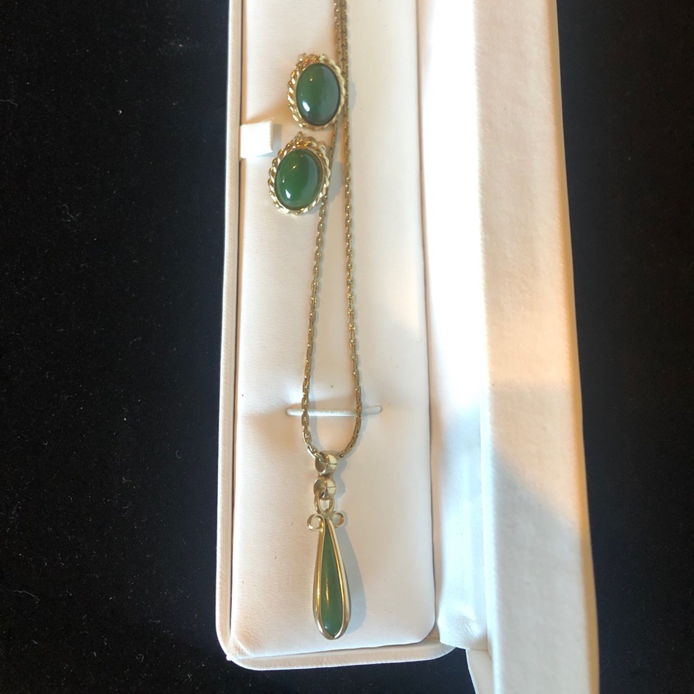 Jade and gold necklace and earrings